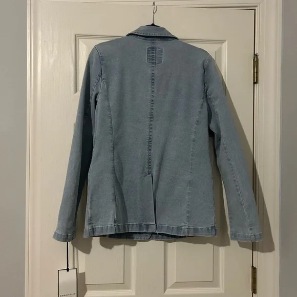 Bagatelle Blue Blazer with Notched Lapels and Tailored Fit - Picture 2 of 7